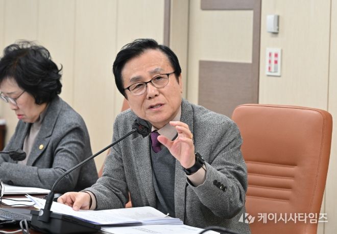 강석주 의원이 ‘제334회 임시회 보건복지위원회 복지실’ 업무보고에서 질의를 하고 있다.