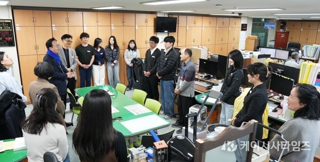 나주시가 6월 3일 지방선거까지 강상구 부시장 권한대행 체제로 행정 운영에 나선다. 사진은 윤병태 시장이 부서를 돌며 공직자들과 인사를 나누고 있는 모습.