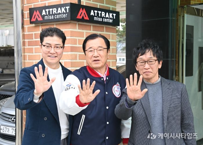 24일, 연예 기획사 ‘어트랙트’ 트레이닝센터 개소식에서 이현재 하남시장(사진 가운데), 전홍준 어트랙트 대표(사진 왼쪽), 이교욱 하남문화재단 대표이사(사진 오른쪽)가 기념사진을 촬영하고 있다.