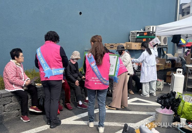 영덕군보건소가 결핵 예방의 날을 맞아 캠페인을 펼치고 있다.