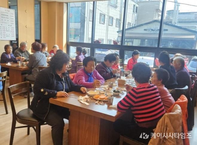 금산군 취약계층 어르신 식생활 지원 장수밥상 점심식사 제공 모습