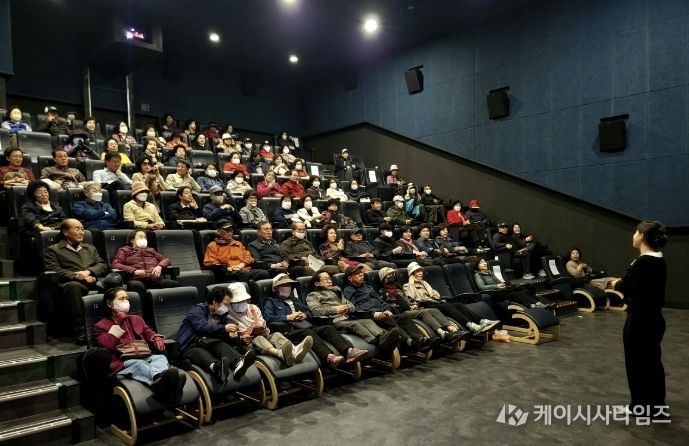 상주시노인종합복지관, 상주 롯데시네마에서 상반기 '문화가 있는 날' 영화관람 진행