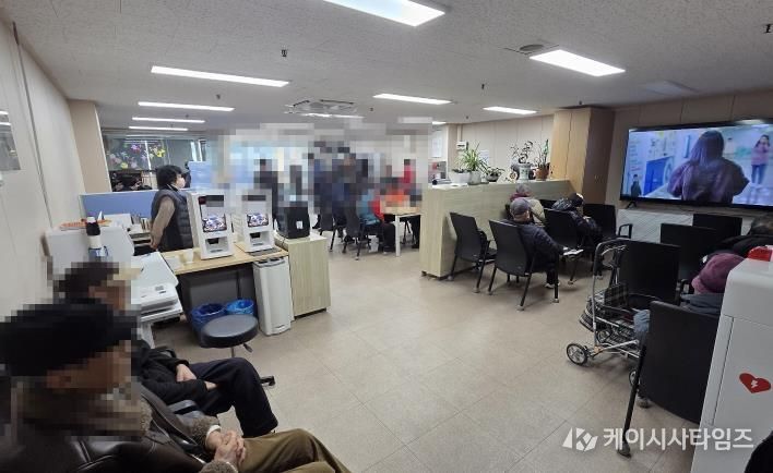 도봉구 지체장애인 전용 쉼터를 이용 중인 구민들