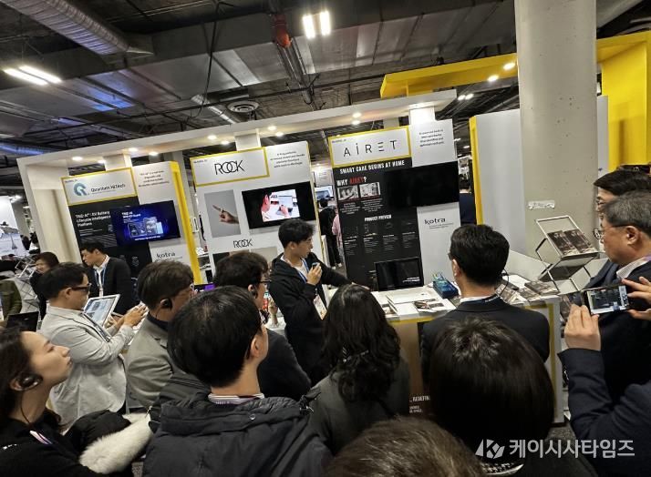 CES 2026 혁신상을 수상한 구본웅 에어렛 대표가 해외 관계자에게 스마트 자동 관리 신발장 기술에 대해 설명하고 있다.