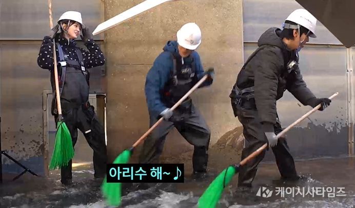 워크맨 촬영 장면(응집지 내 활성탄 청소)