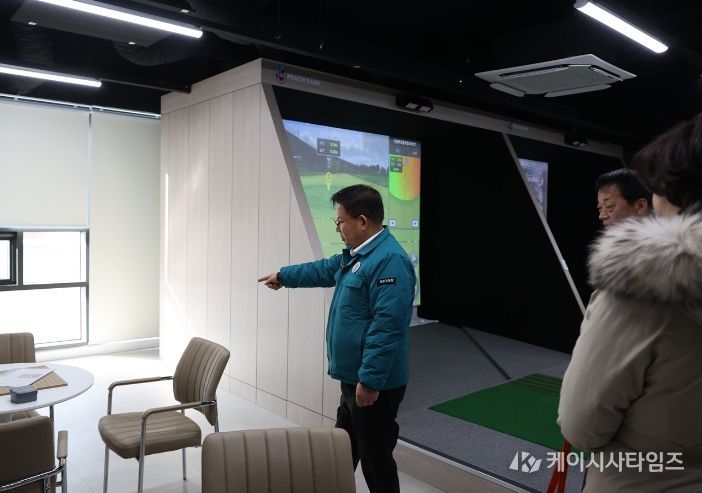 할카페 조성 현장을 둘러보고 있는 박강수 마포구청장