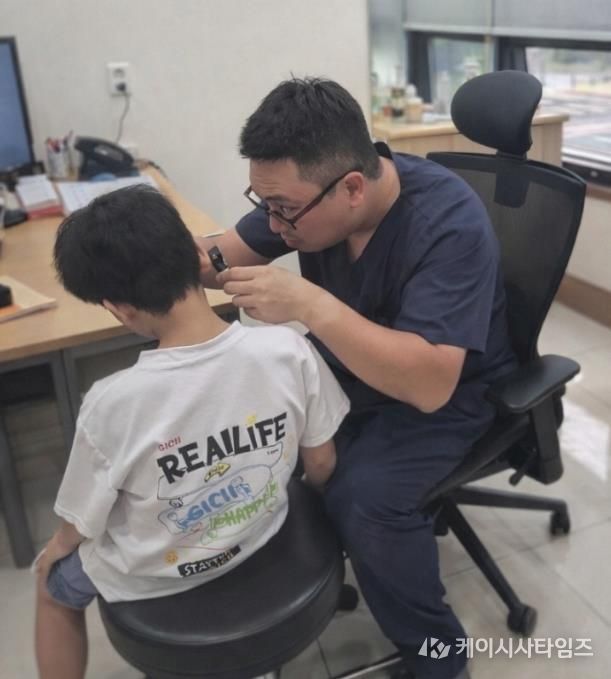 서울365의원에서 환자를 진료하고 있는 모습