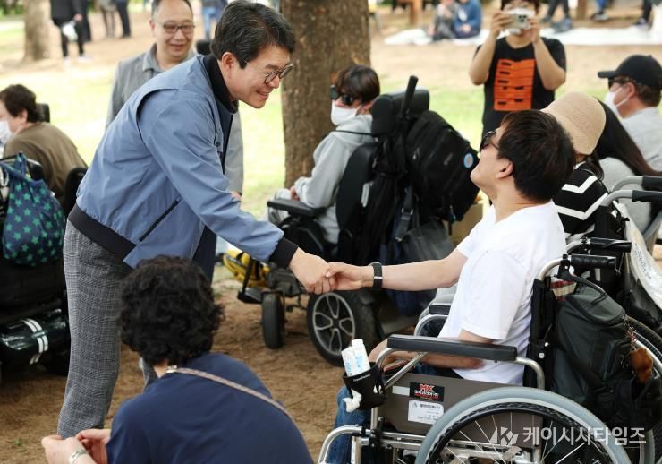 장애인의 날 행사에서 소통 중인 정원오 성동구청장 모습(좌측)