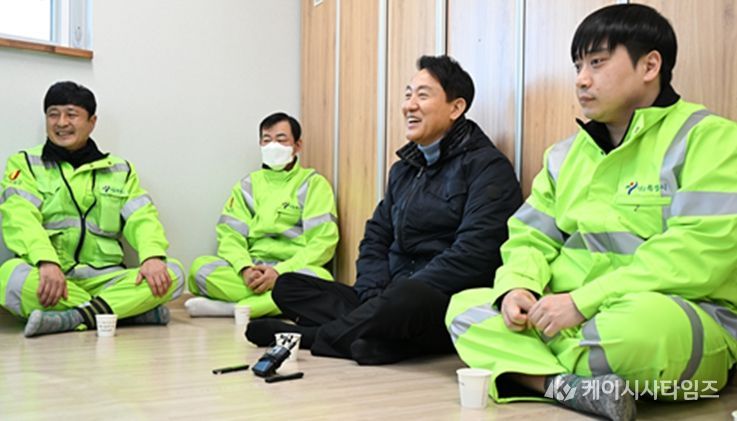 오세훈 서울시장이 21일 오전 중구 '고운자리'를 찾아 환경공무관들의 한파 현장 작업 여건을 청취하고 노고를 격려하고 있다.