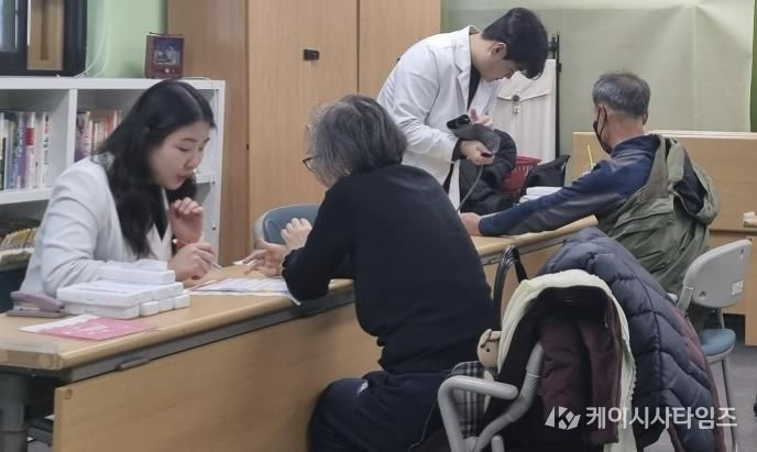 건강 취약계층을 위해 마포구보건소는 찾아가는 건강상담실을 운영하고 있다.