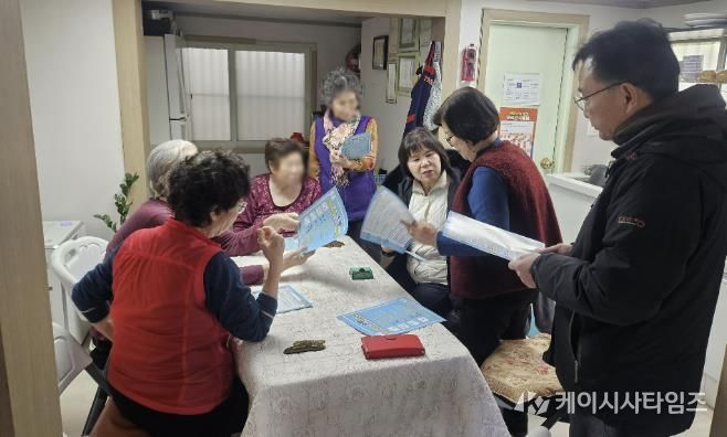 수원시 영통구 매탄1동 경로당 한파쉼터 점검 및 '수원 새빛 생활비 패키지' 홍보 실시