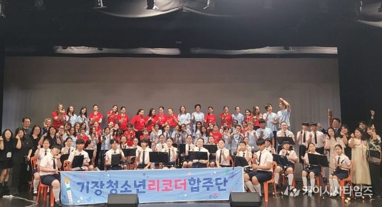 기장쳥소년리코더합주단이 싱가포르에 있는 프랑스국제학교에서 리코더 합주공연 후 기념촬영을 하고 있다.