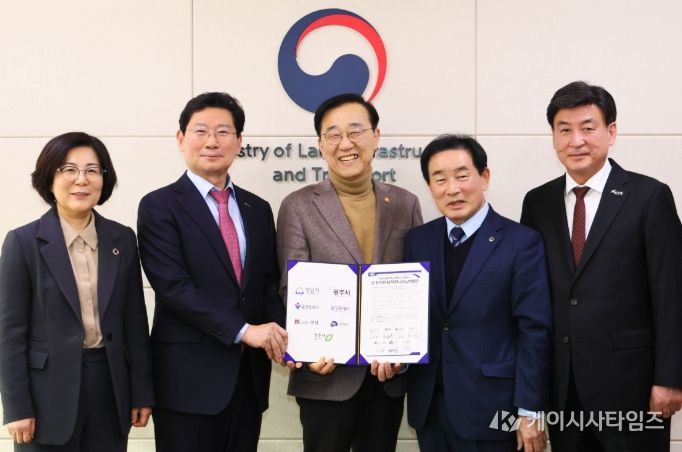 이상일 용인특례시장이 26일 정부세종청사에서 김윤덕 국토교통부 장관에게 '중부권광역급행철도(JTX)'의 신속한 추진을 촉구하는 공동건의문을 전달했다. (사진은 왼쪽부터 김보라 안성시장, 이상일 용인특례시장, 김윤덕 국토교통부장관, 송기섭 진천군수, 방세환 광주시장)