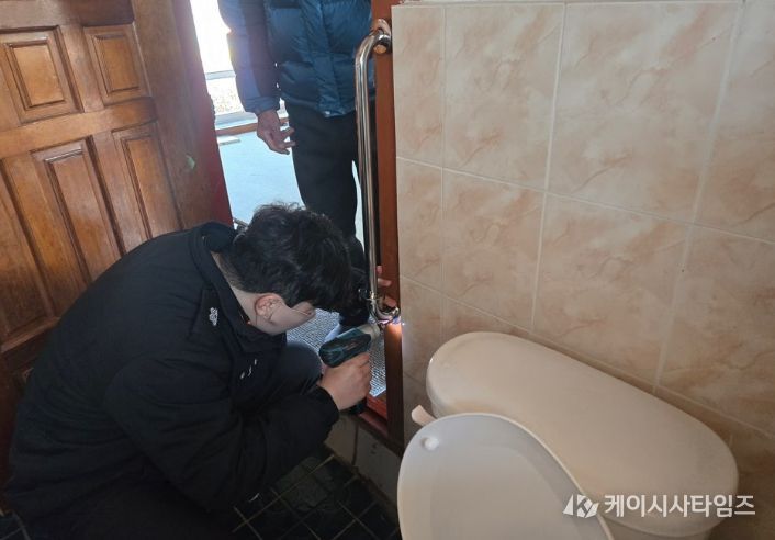 28.(수) 119생활안전순찰대가 독거노인가구 화장실에 안전손잡이를 설치하고 있다.