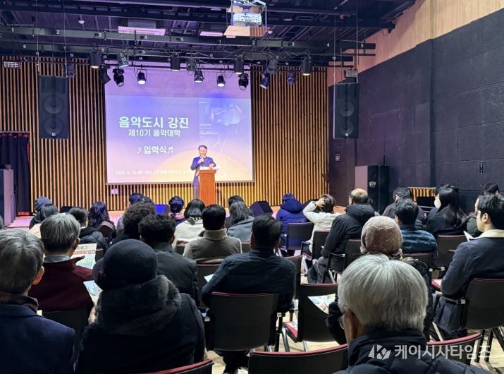 강진원 강진군수가 지난해 음악대학 수강생들가 인사를 나누고 있는 모습.