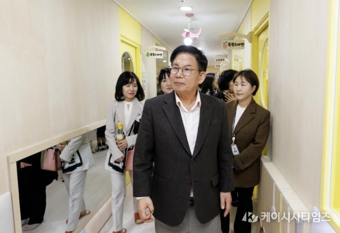 공덕베이비시터하우스를 둘러보고 있는 박강수 마포구청장