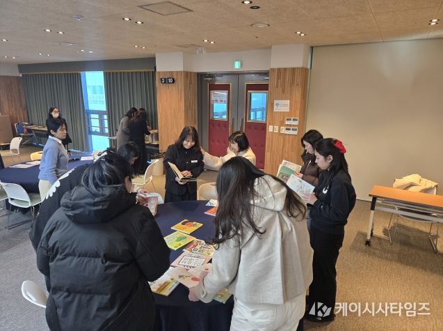 어린이집, 유치원 교사와 예비 교사들이 3일 교육연구정보원 박상진홀에서 '제2기 교육공동체 이음 연수' 활동을 하고 있다.