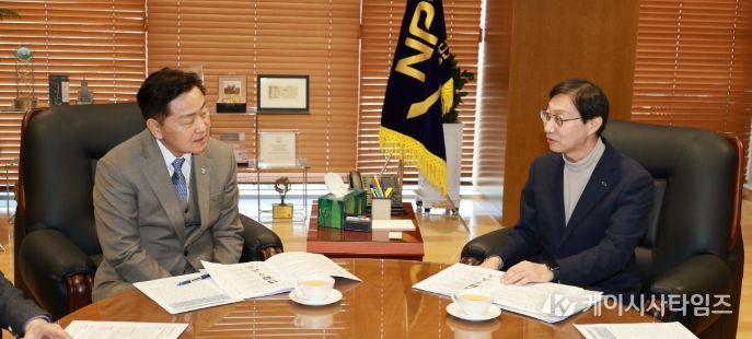 3일 전주 혁신도시 국민연금공단 이사장실에서 김관영 도지사와 김성주 이사장이 전북 금융중심지 지정 및 자산운용 금융생태계 조성 협력 방안을 논의하고 있다