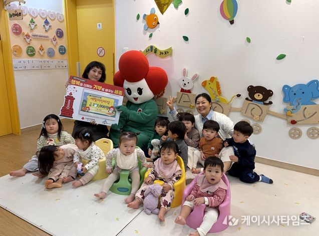 세빛어린이집 원아들이 기부금을 전하고 사진촬영을 하고 있다.