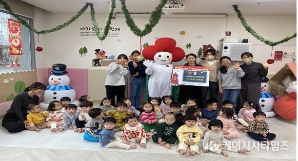 나라연어린이집(원장 박수정) 원아들과 교직원이 성금을 전달하고 있다.