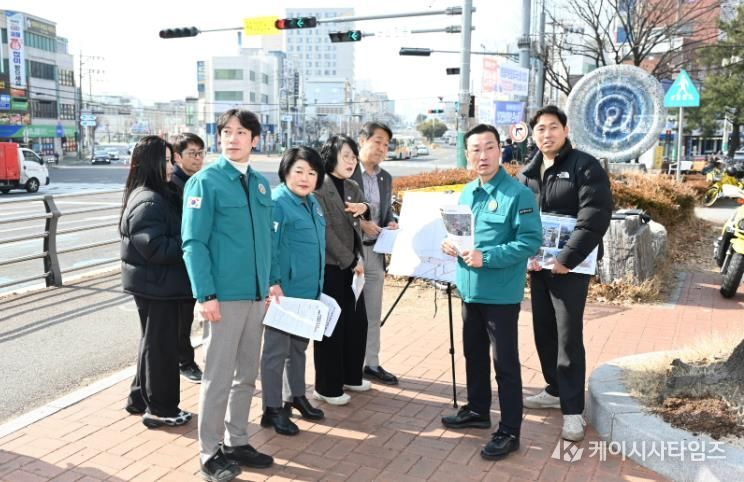 울산 중구의회(의장 박경흠) 복지건설위원회(위원장 정재환)는 5일 병영막창거리와 중구육아종합지원센터 등을 찾아 현장점검활동을 펼쳤다