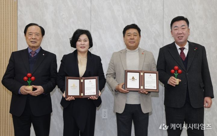 진심 담은 나눔 잇고파” 청주시에 기탁·아너 가입 잇따라(오른쪽부터 이범석 청주시장, 정진옥 M15X 대표, 강민주 강민주의 들밥 대표, 이민성 충북사회복지공동모금회 회장)