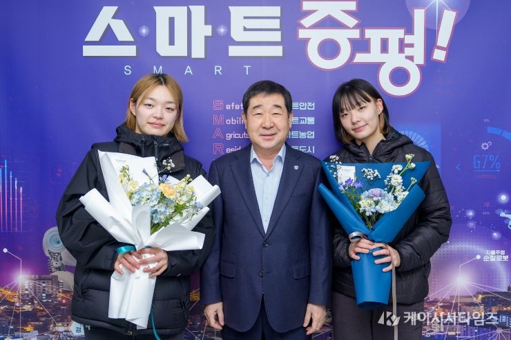 이재영 증평군수 서은지.서은주 선수 격려(오른쪽부터 서은지, 이재영군수, 서은주 선수)