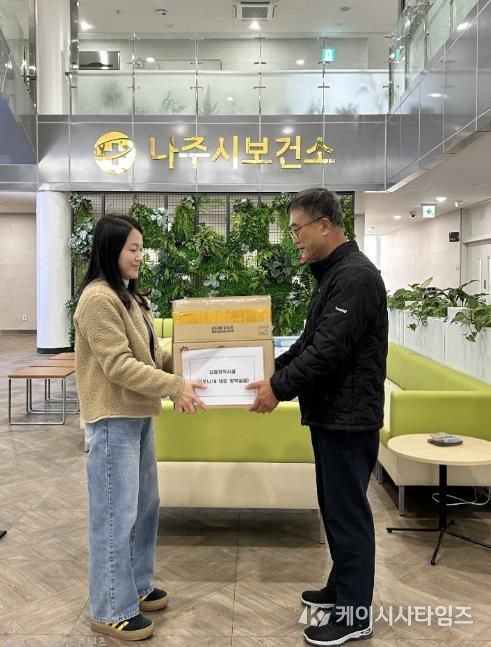 나주시가 설 연휴 코로나19 유행에 대비해 감염취약시설에 방역물품을 지원했다(사진 제공-나주시)