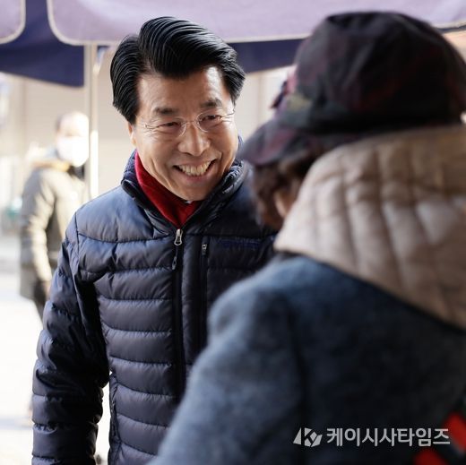 2024년 설 명절을 맞아 전통시장을 방문해 상인들을 격려하는 서강석 구청장