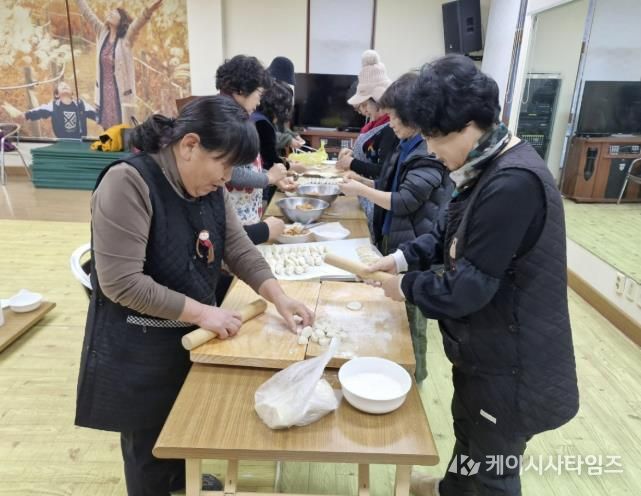 떡만둣국을 나눠먹는 어르신들