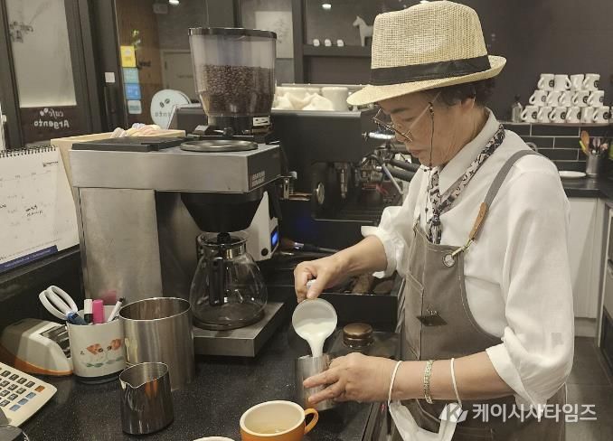 실버 카페에서 일하고 있는 실버 바리스타