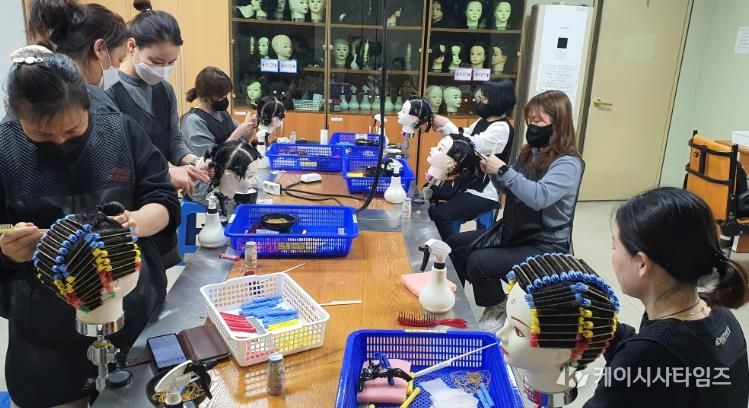 화천군이 다양한 자격증 과정을 포함한 성인평생학습강좌를 내달부터 운영한다. 사진은 미용 국가자격증 교육과정