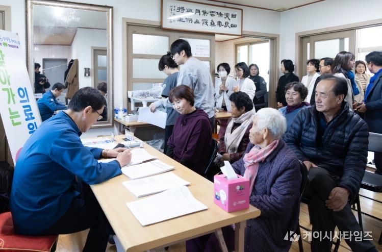 지난 7일, 김상경 의료원장 및 의료진들이 운곡면 미량1리 마을회관에서 진료를 보고 있다.