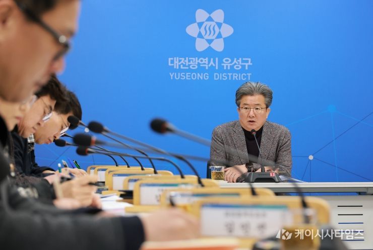 정용래 유성구청장이 9일 주간간부회의에서 행정통합 진행 상황 등을 설명하고 있다.