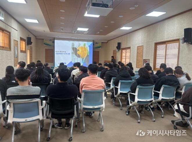 중대재해팀장이 직원들을 대상으로 교육을 안내하고 있다.