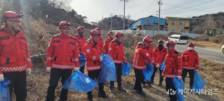 산림재난대응단이 산지정화 활동을 추진하는 모습
