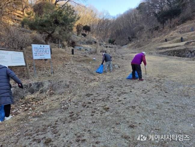 기흥구는 설을 맞아 지곡동 공동묘지 일원을 정비했다