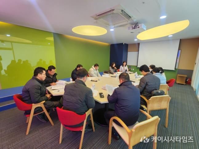 울산지역 의료기관 관계자들이 9일 울산교육청에서 학교급식 종사자 폐암 검진 관련 사전 설명회를 듣고있다