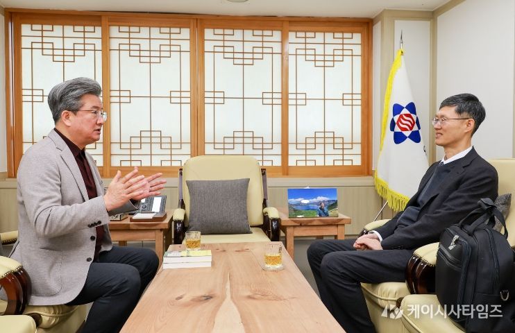 문형배 교수와 정용래 유성구청장이 환담하고 있다.