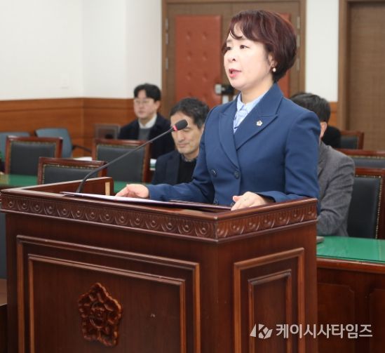 남양주시의회 317회 임시회 자치행정위원회에서 정현미 의원이 조례안 제안설명을 하고 있다.