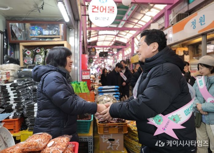 이상일 용인특례시장이 10일 용인중앙시장에서 장을 보며 상인과 인사를 나누고 있다.