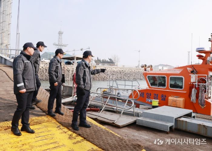 인천 해경전용부두 시설물을 둘러보며 긴급상황 대비 태세를 점검하고 있는 문지현 서특단장(우)과 해양경찰들