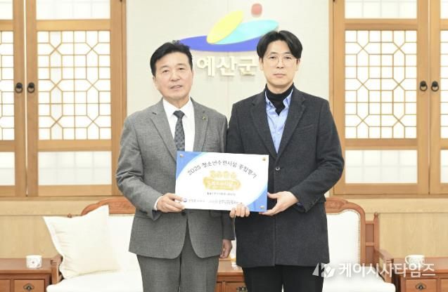 현판 전달 모습