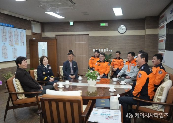 경산소방서, 설 명절 앞두고 조현일 경산시장 방문으로 직원 격