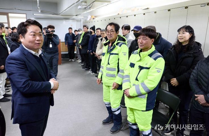 오세현 아산시장이 설 명절을 앞두고 환경미화원 사무실을 방문해 하며 감사의 뜻을 전하고 근무자들을 격려하고 있다.