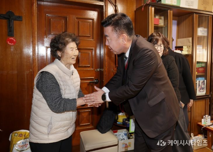 이범석 청주시장, 3·1절 앞두고 독립유공자 유족 위문. 사진(왼쪽부터 고 진공필 애국지사의 손자 김모 씨, 이범석 청주시장)