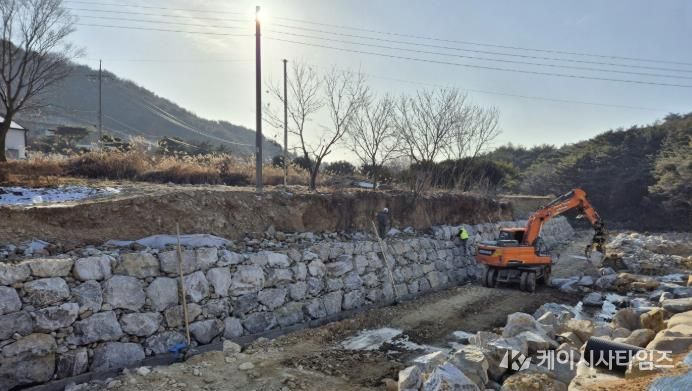 기능(항구) 복구 사업이 진행되고 있는 해미면 산수천 모습