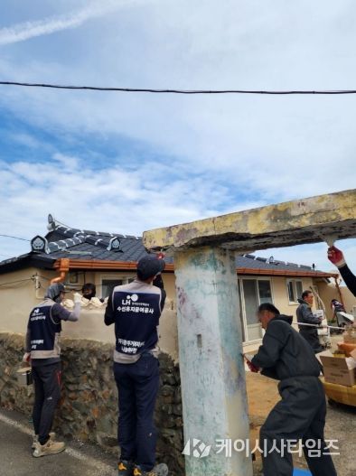 지난해 수선유지급여사업으로 보수 중인 노후 주택 사진