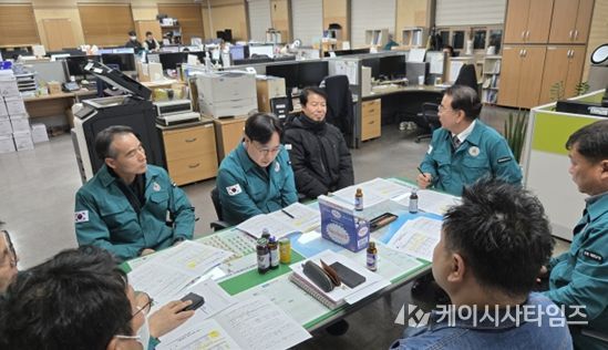 철원 ASF 발생 현장 찾은 박형철 농정국장.