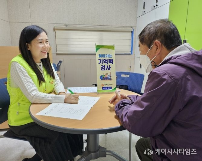 포항시 남구치매안심센터에서 ‘찾아가는 치매조기검진 사업’을 진행중인 모습.
